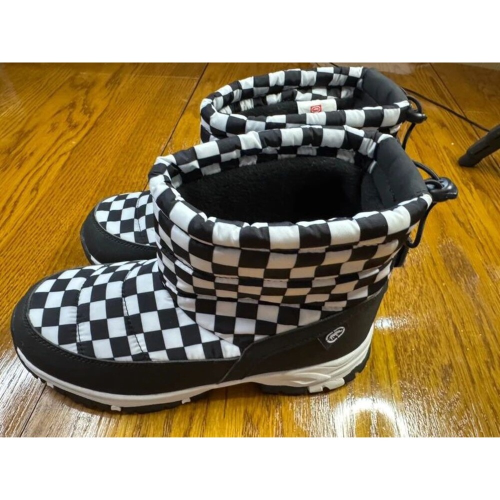 Ecko boots, NWT, children sz 5, black/white